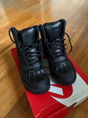 Nike ACG Woodside High Kids Black High-Top Boots size 4 big boy